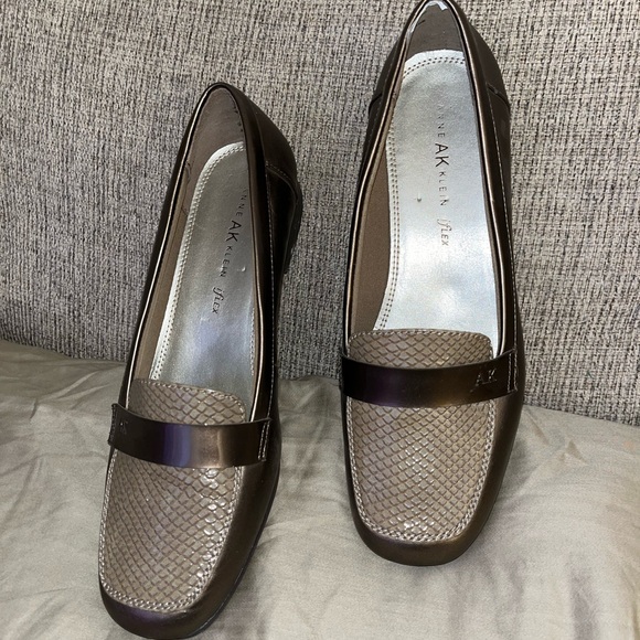 Ann Klein iflex 10 M Womens Snakeskin Loafer, shiny bronze Moccasin Flats EUC - Picture 4 of 8